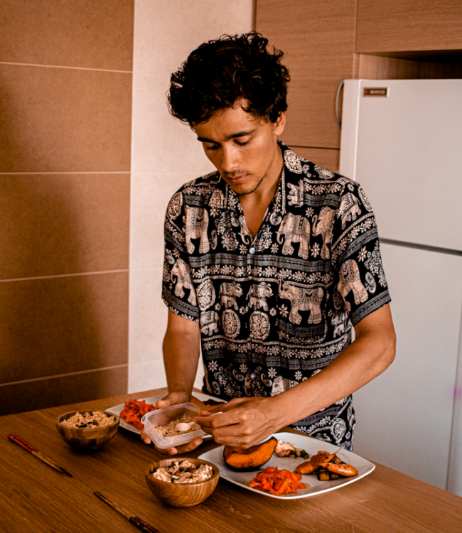 Tiago cOZINHA Tiago Gomes Formado em Macrobiótica pelo IMP e em Naturopatia pelo Instituto de Medicina Tradicional